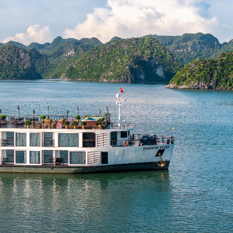 搭乘藝術風格的 Indochine Grand 探索下龍灣