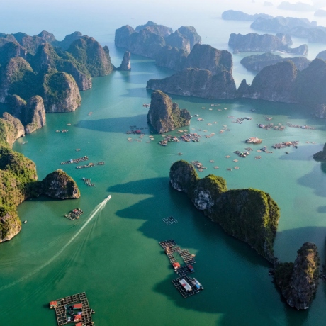 探索下龍灣的隱藏寶藏: 水上村莊與永恆的傳統